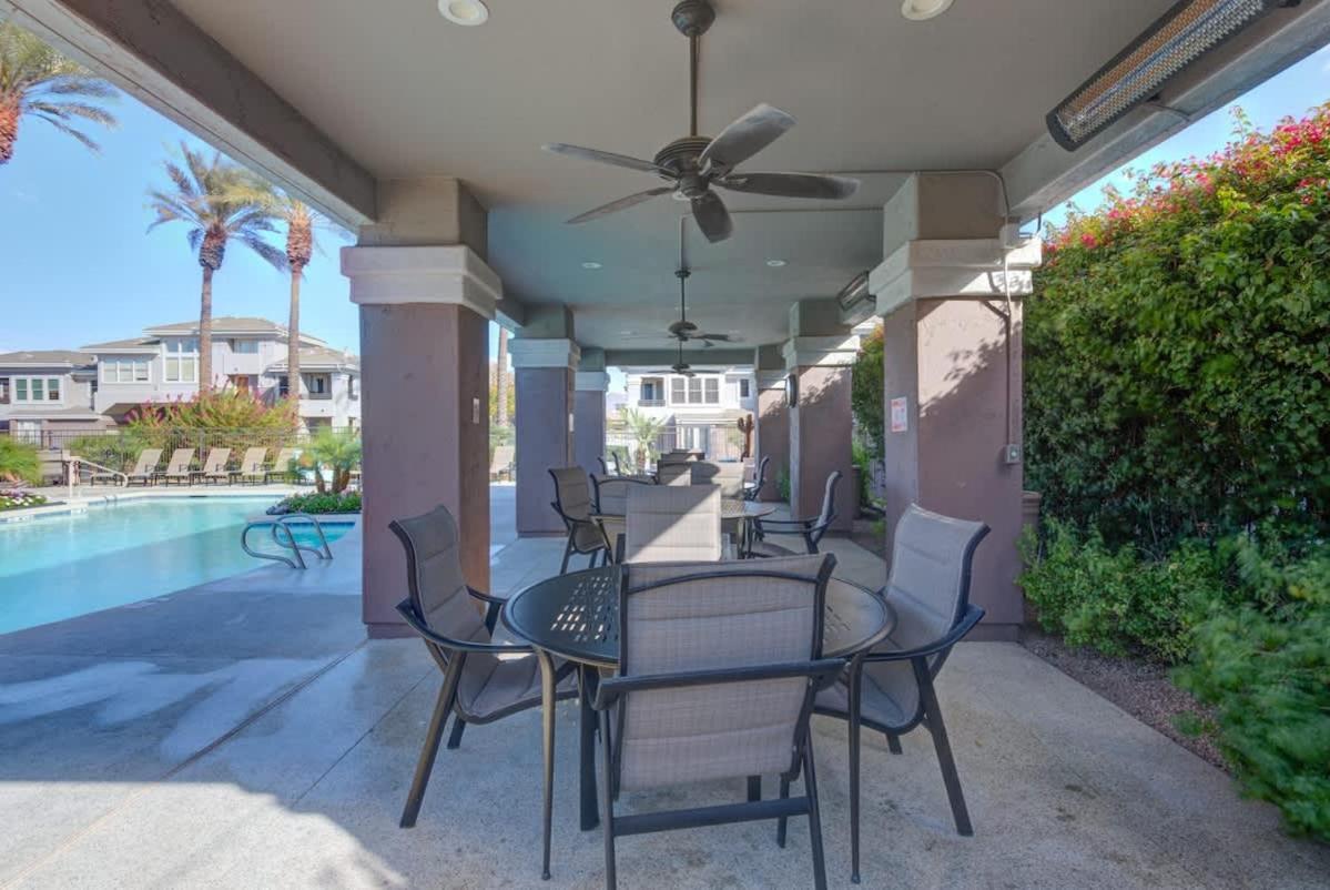 Lux Overlooks 9th Hole Near Golf Holiday home Scottsdale